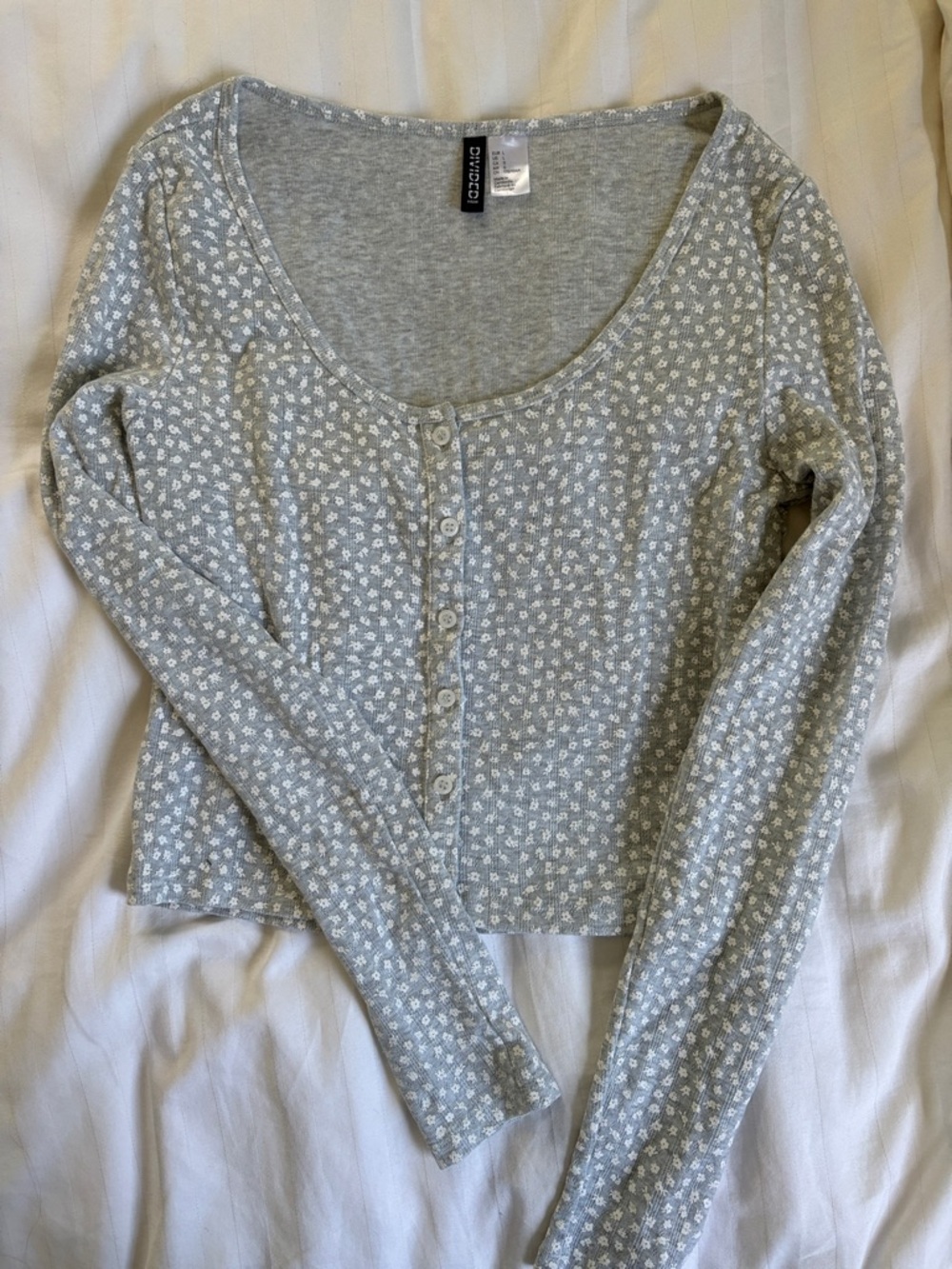 H&M Divided Gray Floral Scoop-Neck Long Sleeve Button Top